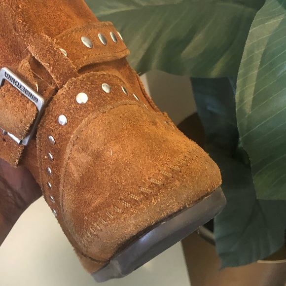 Minnetonka Size 10 cognac color studded suede boot - Picture 3 of 5